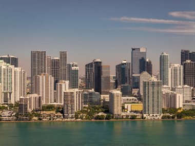 Gökdelen binası. Şehir merkezindeki şehir manzarası. Şehir mimarisi. Miami silueti. Florida gökdelen şehri. Miami şehrinin ufuk çizgisi Brickell anahtarı. Miami şehir merkezinde. Brickell Miami.