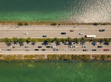 Geçidin üst hava manzarası. Key Biscayne Köprüsü. Arabalar geçerken köprü çiz. Broad Causeway Köprüsü Biscayne Körfezi boyunca uzanıyor. Liman Koyu Adaları 'nı Miami' ye bağlıyorum..