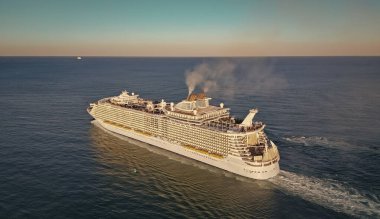 Yaz tatilindeki deniz yolculuğunun havadan görünüşü. Gemi turu ve deniz seyahati. Lüks yolcu gemisi yolculuğunun havadan görünüşü. Gemi Miami sahil limanından ayrılıyor. Miami turu. Gemi seyahati. Lüks bir tatil..