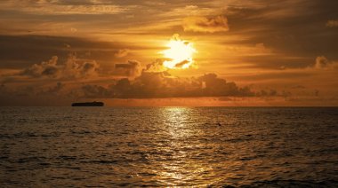 Deniz doğasında sakin bir ufuk. Sahilde romantik bir yaz tatili. Gün doğumu gökyüzü ufku. Deniz batımı manzaralı. Yaz tatilinde bulutlu gün batımı gökyüzü ve deniz manzarası. Deniz gündoğumuyla gökyüzü. Sonraki parlaklık.