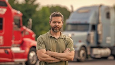 Nakliye araçları. Yarı kamyon aracı. İspanyol kamyoncu adam. Kamyonun önünde yakışıklı bir şoför. Kamyon sahibi. Kamyon şoförü. Kamyon kamyonunun yanında bir erkek kamyon şoförü. Nakliye şirketi..