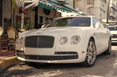 Miami, Florida, ABD - 17 Aralık 2024: 2016 Bentley Flying Spur Vur Sedan Car. Lüks araba beyaz Bentley Flying Spur V8 tipi. Bentley Uçan Mahmuz 'un arabası dışarıda park edilmiş. Bentley Uçan Mahmuz, köşe manzaralı..