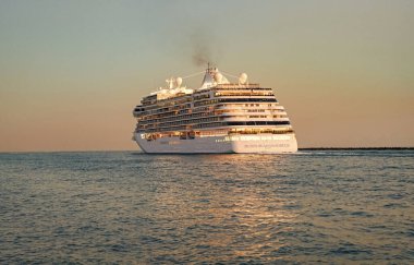 Miami, Florida, ABD - 07 Aralık 2024: gemi turu. Denizde seyahat etmek. Gemi limandan ayrılıyor. Yedi deniz Grandeur yolcu gemisi yolculuğu. Yaz tatilinde gemi turu. Naip yedi deniz yolculuğu..