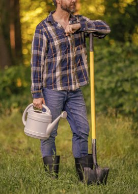 Bitki ekme ve yetiştirme. Bahar çiftçiliği. Ağaç dikiyorum. Bahçıvanlık ve tarım. Kürekli İspanyol bir çiftçi. Bahar çiftliğindeki çiftçi. İnsan kürekle ağaç diker. Bahçe aleti. Kırpılmış görünüm.