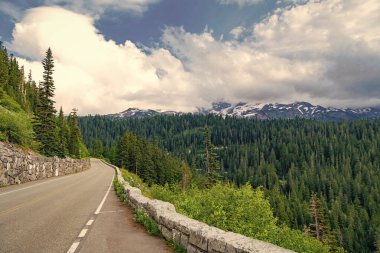 Dağ ve yol manzarası. Seyahat güzergahı. North Cascades Ulusal Parkı 'na peyzaj rotası. Sahne doğası. Kuzey Şelaleleri Ulusal Parkı. Dağ manzaralı bir yol. Arabayla seyahat..