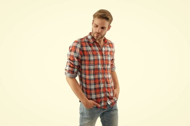 Erkek model. Kareli tişörtlü adam beyazda izole edilmiş. Saç stili olan şık bir erkek portresi. Moda tarzı. Normal erkek stili. Kafkasyalı sıradan bir adam. Yakışıklı genç adam modeli. Moda şehir kıyafeti.