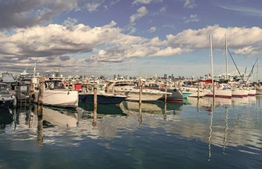 Limanda kiralık bir yat. Yat marinası. Lüks yat kiralama. Miami limanı marinası. Yazın lüks bir yat gezisi. Miami plajına demir atmış bir yat. Marina lüks şehir manzarası. Lüks yaşam tarzı..