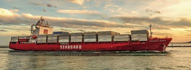 Miami, Florida, ABD - 3 Ocak 2025: Hava kargo gemisi limana giriyor. Konteyner gemisi. Kargo gemisi Seaboard Genesis ve konteynır Miami 'de. Yük konteynırı kargo gemisine yüklendi. Miami Limanı.