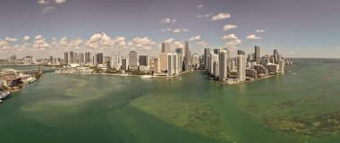Miami şehir merkezi panoraması. Şehir merkezindeki panoramik şehir manzarası. Şehir mimarisi silüeti. Miami ufuk çizgisi manzarası. Miami gökdelen şehri. Brickell Key 'in panoramik silueti. Seyahat yeri.
