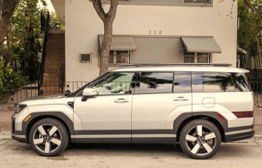 Miami, Florida, ABD - 08 Aralık 2024 Hyundai Santa Fe HEV Limited Cip. Hyundai Santa Fe HEV tipi bir araba. Hyundai 'nin arabası dışarıda park edilmiş. Hyundai Santa Fe, köşe manzaralı.