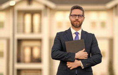 Emlak sigortası tanıtımı. Başarılı bir komisyoncu. İpotek sigortacısı. Amerikalı satış müdürü. Satılık bir emlakçı. Takım elbiseli bir emlakçı. Kirala ya da yeni bir ev al. Ev sigortası afişi.