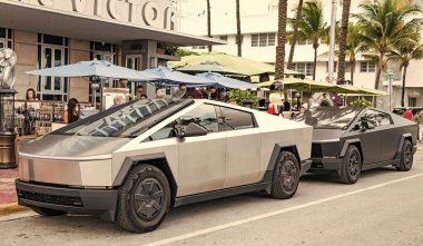 Miami, Florida, ABD - 06 Aralık 2024 Tesla Cybertruck elektrikli kamyonet vagonu. Tesla Cybertruck 'ın elektrikli arabası. Tesla Cybertruck 'ın arabası dışarıda park edilmiş. Tesla Cybertruck, köşe manzaralı..