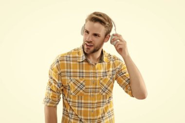 Müzik tarzı. Ses kitabını dinle. Milenyum insanı yaşam tarzı. Yaşam tarzı ve müzik. Beyazlara izole edilmiş kulaklıkla müzik dinleyen bir adam. Öğrenci milenyum erkek yaşam tarzı. Ayarlanabilir kafa bandı.