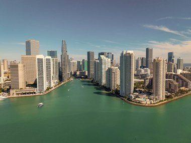Florida, Brickell Key 'den Miami' ye. Şehir merkezinde bir gökdelen. Şehir manzarası silüeti. Miami 'deki Brickell binası. Gökdelen mimarisi olan Brickell Skyline. Şehir silüeti.