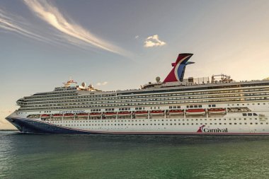 Miami, Florida, ABD - 24 Aralık 2024: Karnaval Gündoğumu yolcu gemisi yolculuğu. Yaz tatilinde gemi turu. Karnaval yolcu gemisi. Gemi turu ve deniz seyahati. Gemi Miami limanından ayrılıyor..