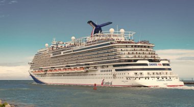 Miami, Florida, ABD - 9 Haziran 2024: Karnaval yolcu gemisi. Gemi turu ve deniz seyahati. Gemi Miami limanından ayrılıyor. Karnaval Horizon yolcu gemisi yolculuğu. Yaz tatilinde gemi turu. Deniz yoluyla seyahat etmek.