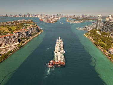 Miami, Florida, ABD - 20 Mart 2025: Kargo Seaboard konteynır gemisi, hava manzaralı. Yük konteynırı kargo gemisi ve römorkör. Kargo gemisi. Miami limanı. Konteynır Monrovia gemisi.