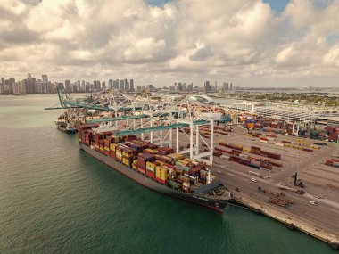 Miami, Florida - 12 Şubat 2025: kargo gemisi Miami 'de konteynır ile yüklendi. Nakliye konteynırı. Kargo konteynırlı Miami hava limanı. İhraç ve ithalat. Miami Limanı. Kargo taşıyan gemi..