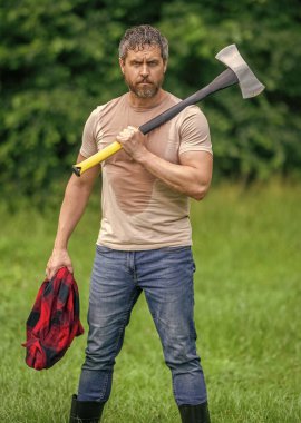 Ormanda baltalı oduncu adamlar. Oduncu baltayı taşır. Orman sessizliği. Baltalı yakışıklı bir adam. Ormanda baltayla oduncu. Keresteci gömlekli ve baltası ağır. Güçlü adam ormanda çalışır..