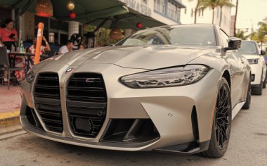 Miami, Florida, ABD - 07 Aralık 2024: BMW M4 Yarışması 2022 spor arabası coupe. BMW M4 yarışmasının lüks arabası. BMW M4 gümüş rengi araba dışarıda park edilmiş. BMW M4 Yarışması, köşe görünümü.