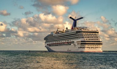 Miami, Florida, ABD - 10 Aralık 2024: Karnaval yolcu gemisi. Gemi turu ve seyahat. Gemi Miami limanından ayrılıyor. Tatil turu. Karnaval Gündoğumu yolcu gemisi yolculuğu. Yaz tatilinde gezmek.