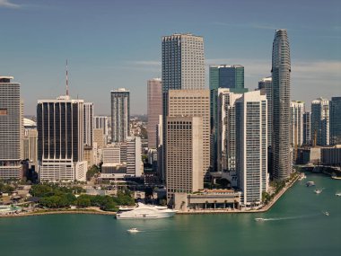 Miami şehir merkezinde. Gökdelen binası. Şehir merkezindeki şehir manzarası. Şehir mimarisi. Miami şehir merkezi silueti. Miami gökdelen şehri. Miami şehrinin ufuk çizgisi Brickell anahtarı. Florida 'ya git..