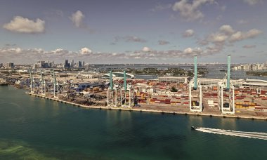 Miami, Florida - 4 Şubat 2025 Miami 'de kargo konteynırı, hava manzaralı. Nakliye konteynırı. Kargo konteynırlı Miami hava limanı. Deniz taşımacılığı. Miami Limanı. Vinçler ve ekipmanlar.
