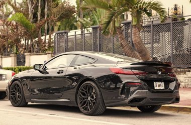 Miami, Florida, ABD - 10 Aralık 2024: siyah 2019 BMW M850 Gran Turismo arabası. BMW M850 Gran Turismo tipi lüks bir araba. BMW M850 'nin arabası dışarıda park edilmiş. BMW M850, yan görünüm.