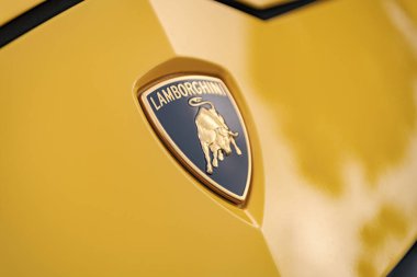 Miami, Florida, ABD - 15 Aralık 2024: Sarı Lamborghini Urus 2019 SUV arabası. Lamborghini Urus tipi lüks bir araba. Lamborghini Urus 'un arabası dışarıda park edilmiş. Lamborghini Urus, logo manzaralı..