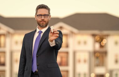 Yatırım amaçlı ev alan bir adam. Emlak sigortası hizmetleri. Sahibi. Amerikalı yerleşim ajanı. Emlakçı mülk satıyor. Banliyödeki emlakçı anahtarı, kopyalama alanı.