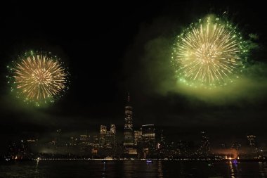 New York Manhattan havai fişekleri arifesinde. Manhattan 'da havai fişekler. New York 4 Temmuz Havai fişekleri. Flashing Fireworks ile New York City Skyline Manhattan. Bağımsızlık Günü