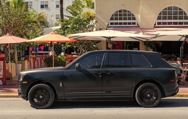 Miami, Florida, ABD - 06 Aralık 2024 Rolls Royce Cullinan 2024 çapraz otomobil. Rolls Royce Cullinan 'ın çapraz arabası. Araba Rolls Royce Cullinan dışarı park etmiş. Rolls Royce Cullinan, yan görünüm.