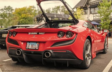 Chicago, Illinois - 29 Eylül 2024: Ferrari F8 Spider veya Haraç kırmızısı. Ferrari F8 Spider ya da Haraççı sokağa park etmiş. Köşeden bak. Lüks Ferrari F8 Örümcek ya da Chicago 'daki haraç