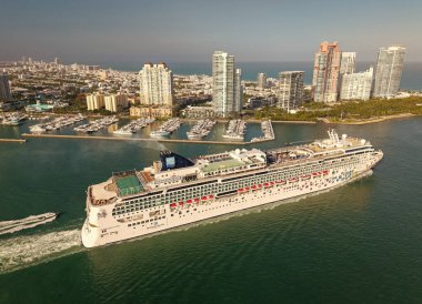 Miami, Florida, ABD - 31 Mart 2025 Norveç yolcu gemisi. Gemi turu ve deniz seyahati. Gemi yolculuğuna başlıyor. Norveç Gem yolcu gemisi yolculuğu. Yaz tatilinde gezmek.