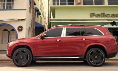 Miami, Florida, ABD - 16 Aralık 2024 Mercedes Benz Maybach GLS 600 'ün kırmızı lüks SUV arabası. Mercedes Benz 'in arabası dışarıda park edilmiş. Mercedes Benz GLS kırmızı renk, yan görünüm. Mercedes Benz GLS SUV araba.