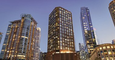 Şehir merkezindeki gökdelen. Şehir merkezi mimarisi. İş bölgesindeki ofis binası. Modern cam bina. Chicago şehri. Gökdelen mimarisi. Camdan iş gökdeleniName.