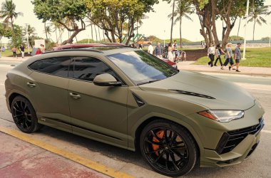 Miami, Florida, ABD - 08 Aralık 2024: Luxur yeşil renkli Lamborghini Urus S tipi spor araba. Lamborghini Urus 'un arabası dışarıda park halinde. Lamborghini Urus, köşe manzaralı. 2024 Lamborghini Urus S SUV arabası.
