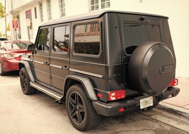 Miami, Florida, ABD - 16 Aralık 2024: siyah Mercedes Benz G 2018 SUV pikap. Mercedes Benz G tipi bir SUV kamyonet. Mercedes Benz 'in arabası dışarıda park edilmiş. Mercedes Benz G, köşe görünümü.