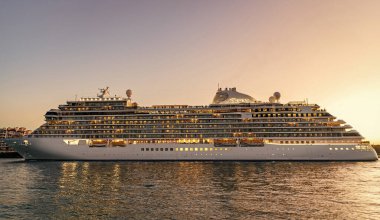 Miami, Florida, ABD - 07 Aralık 2024: gemi turu. Denizde seyahat etmek. Gemi limandan ayrılıyor. Yedi deniz Grandeur yolcu gemisi yolculuğu. Yaz tatilinde gemi turu. Naip yedi deniz yolculuğu..