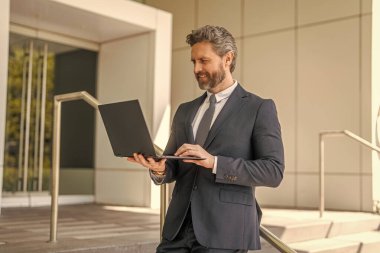 İşadamı internette çalışıyor. Uzaktan kumanda çalışıyor. İşadamı lideri dizüstü bilgisayarda çalışıyor. İş raporlarını kontrol et. Liderlik başarısı. Veriler analiz ediliyor. Serbest çalışan bir iş adamı. Baş yönetici..