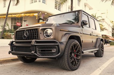Miami, Florida, ABD - 05 Aralık 2024: 2021 Mercedes Benz G geçiş aracı. Mercedes Benz G tipinde lüks bir araba. Mercedes Benz 'in arabası dışarıda park edilmiş. Mercedes Benz G, köşe görünümü.