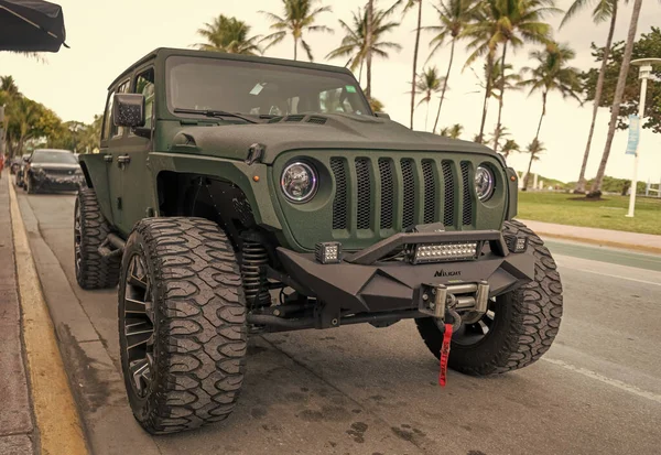 Miami, Florida, ABD - 07 Aralık 2024 Jeep Wrangler 'ın lüks SUV arabası. Jeep Wrangler 'ın arabası yolda. Jeep Wrangler, köşe manzaralı. Jeep Wrangler SUV arabası.