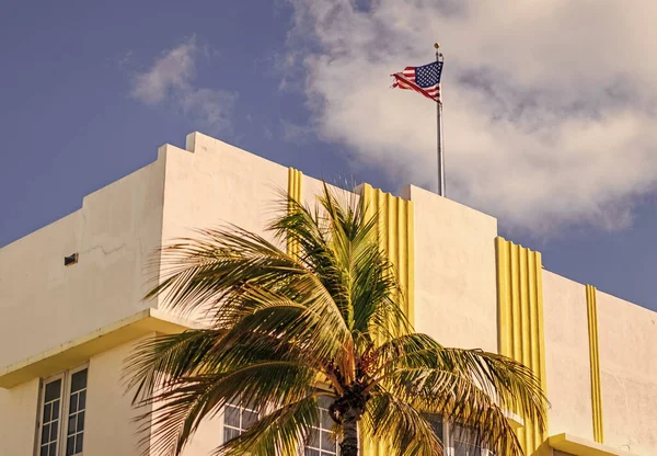 Art deco mimari bölgesi. Art Deco. Miami sahilinin modern binası. Okyanus yolculuğu. Ocean Drive 'daki Miami South Beach. Art Deco mimarisi. Mimari bina konutları.