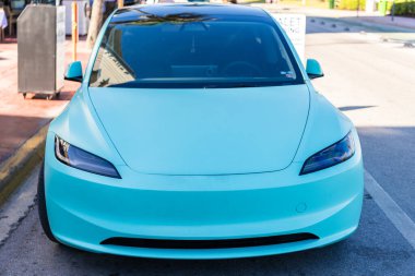 Miami, Florida, ABD - 27 Temmuz 2025: Tesla Model 3 elektrikli SUV 2023. Elektrikli sedan araba Tesla Model 3. Tesla Model 3 dışarıda park halinde. Mavi elektrikli sedan araba, ön manzara..
