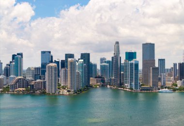 Miami şehir merkezindeki Brickell ufuk çizgisinin hava görüntüsü. Miami 'deki gökdelenler. Brickell finans bölgesinin manzarası. Brickell, Miami 'de. Şehir manzaralı Brickell Kentsel manzarası