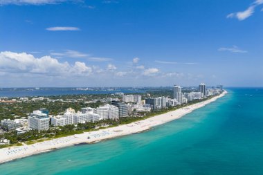 Turkuaz suları olan Miami plajı. Kumlu sahil şeridi ve dalgaların havadan görünüşü. Kumsallı tropik Miami sahnesi. Güney Miami 'nin okyanusu. Miami Sahili Panoramisi