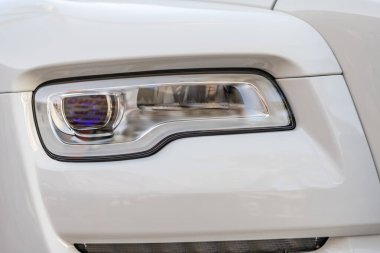 Miami, Florida, ABD - 27 Temmuz 2025: Rolls Royce Hayalet Serisi II 2015 ultra lüks sedan araba. Lüks SUV Rolls Royce Hayalet Serisi 2. Araba Hayalet Serisi 2 açık havada park edilmiş. Beyaz araba, ışık manzaralı..