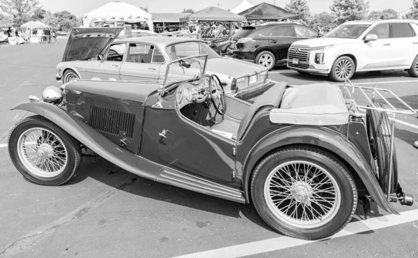 Chicago, Illinois, ABD - 08 Eylül 2024: MG TC Roadster 2 koltuklu spor üstü açılır araç, köşe manzaralı. Retro spor araba yeşil renk. Üstü açık MG TC araba. Chicago 'da MG TC