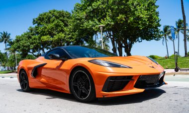 Miami, Florida, ABD - 19 Ağustos 2025: turuncu Chevy z06 köşe manzaralı. Chevrolet Corvette z06 2020 üstü açık spor araba. Lüks spor araba Chevrolet Corvette. Chevrolet Corvette dışarıda park halinde..