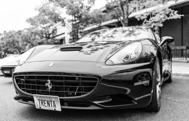 Chicago, Illinois - 29 Eylül 2024 Ferrari California siyah rengi. Ferrari California caddeye park etmiş. Köşeden bak. Lüks Ferrari California Chicago 'da